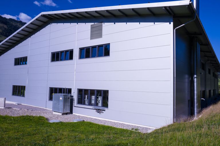 Fassadenansicht mit Gasanlage.