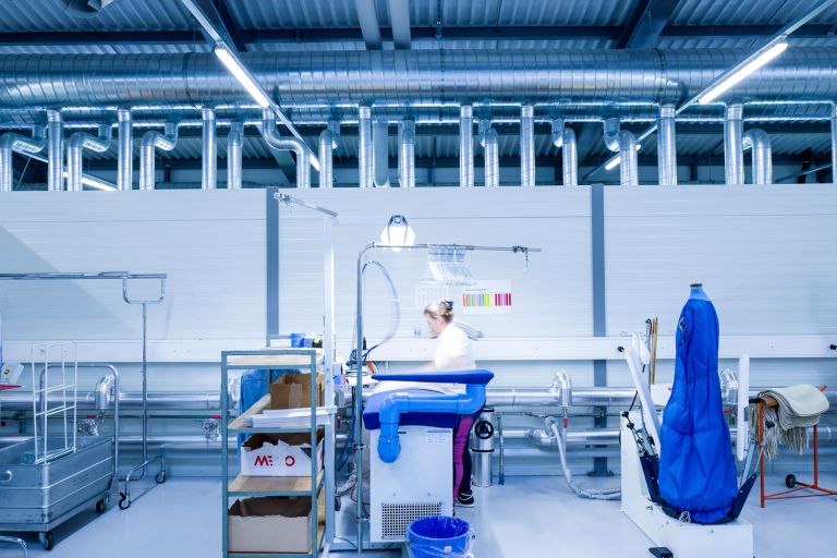 Arbeitsplatz Bügeln und Wäschefalten im Bereich Privatwäsche.