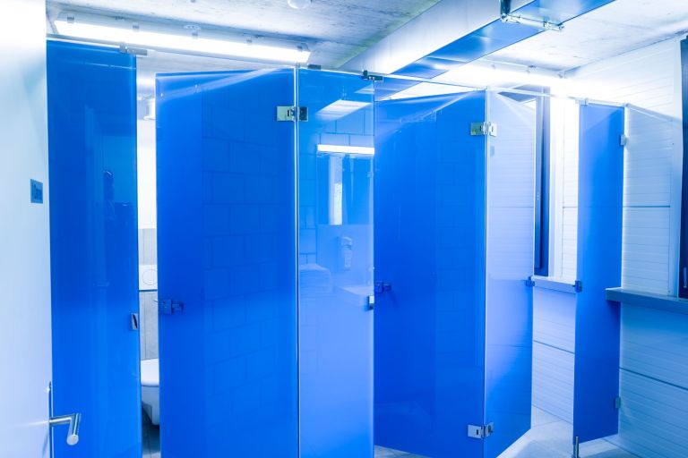 Moderne WC-Anlage mit Glas-Trennwänden.