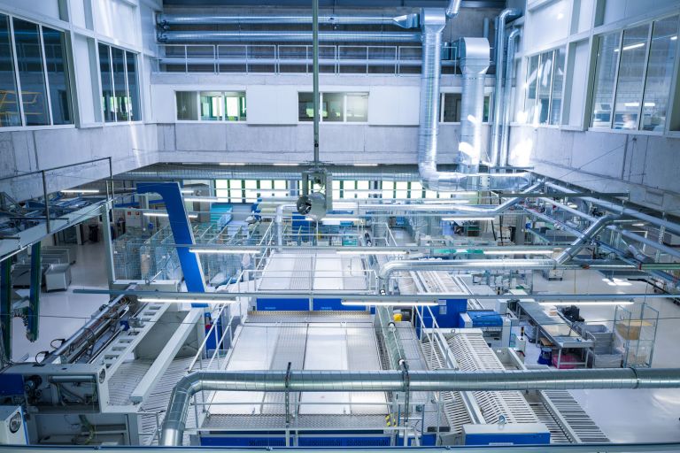 Blick auf die Mangel (Büglerei) im Bereich «Sauberwäsche».