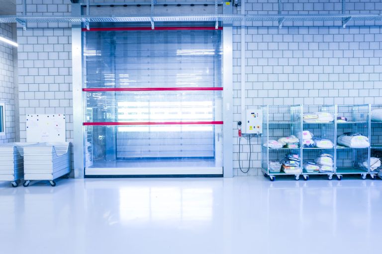 Annahme der Schmutzwäsche mit dem im gesamten Gebäude realisierten Sichtmauerwerk.