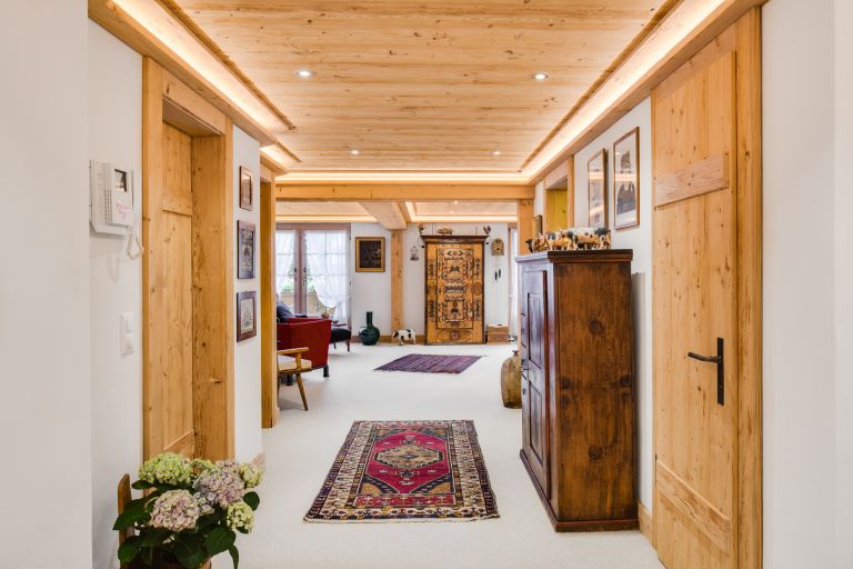 Offen und hell: Der neue, grosszügige Raum wird mit elegantem Deckenfries in verschiedene Bereiche unterteilt.