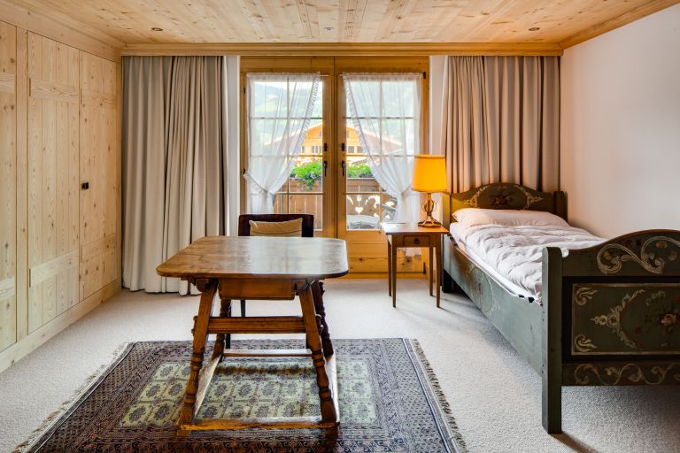 Schlafzimmer umgestaltet: Sanierung der Oberflächen und neue Schränke verleihen dem Raum eine neue Frische.