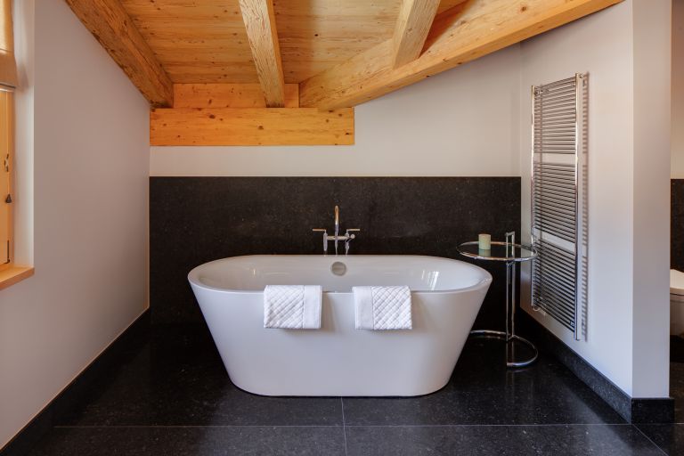 Wohlfühloase im Dachstuhl: Das grosszügige Badezimmer bietet genug Platz zum Entspannen.