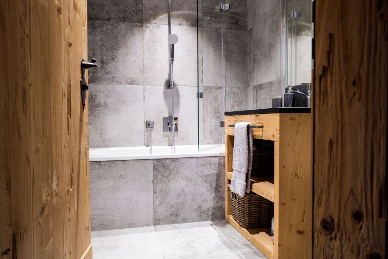 Der spannende Materialmix und die hervorgehobenen Kontraste sorgen für Atmosphäre und Stimmung.