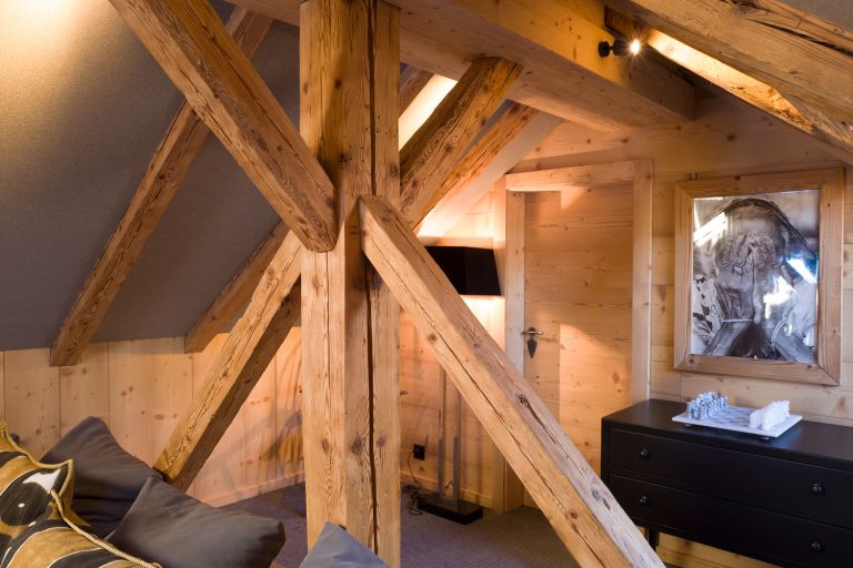 Die Holzkonstruktion der Aussenwand wurde im Innenraum aufgegriffen und in die Gestaltung eingebunden.