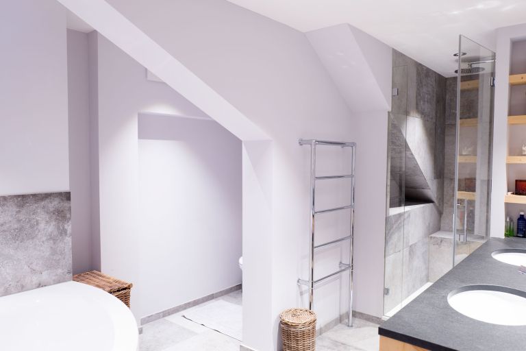 Raffinierte Winkel und Nischen im Bad.