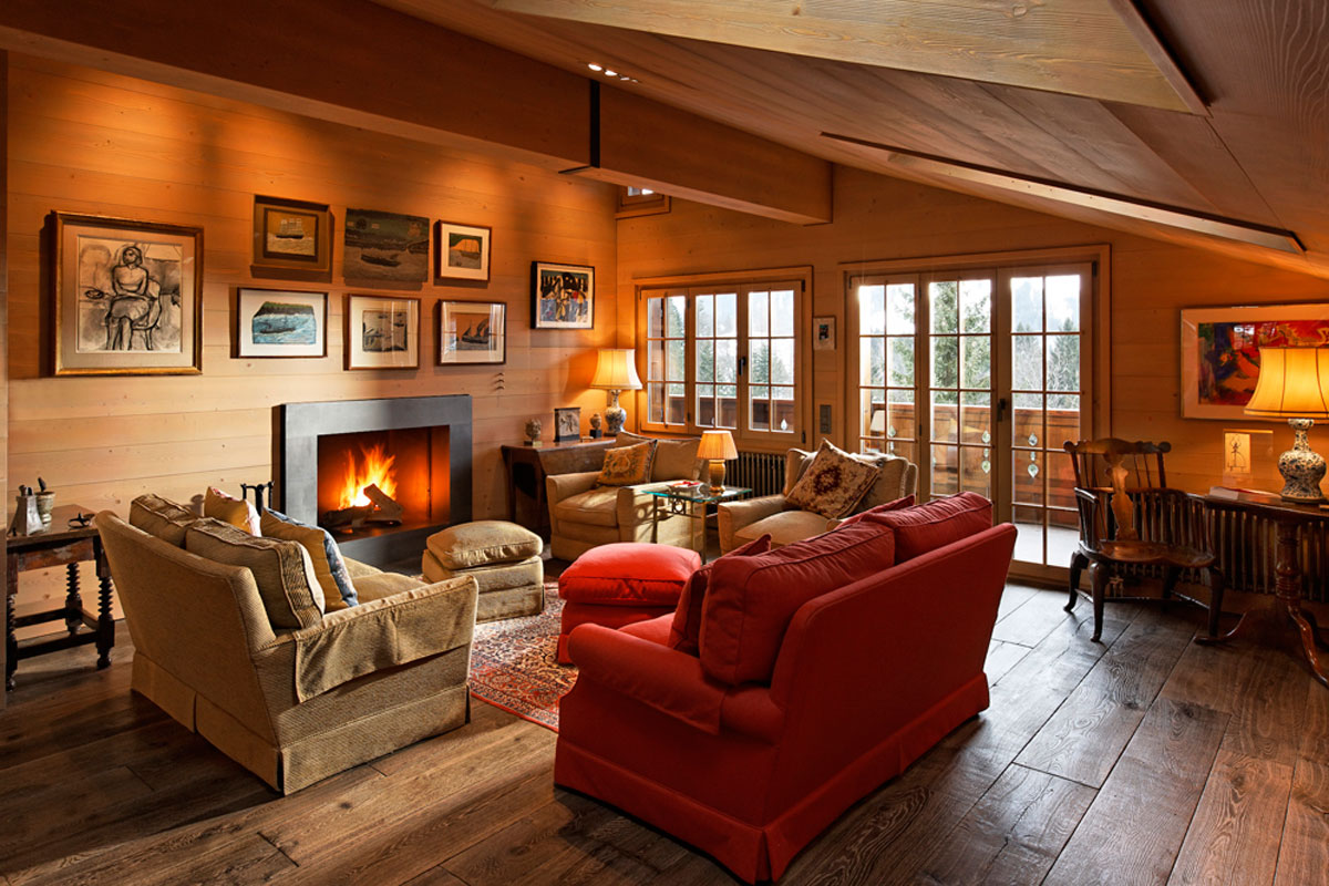 Wohnbereich mit modernem Cheminee als Akzent.