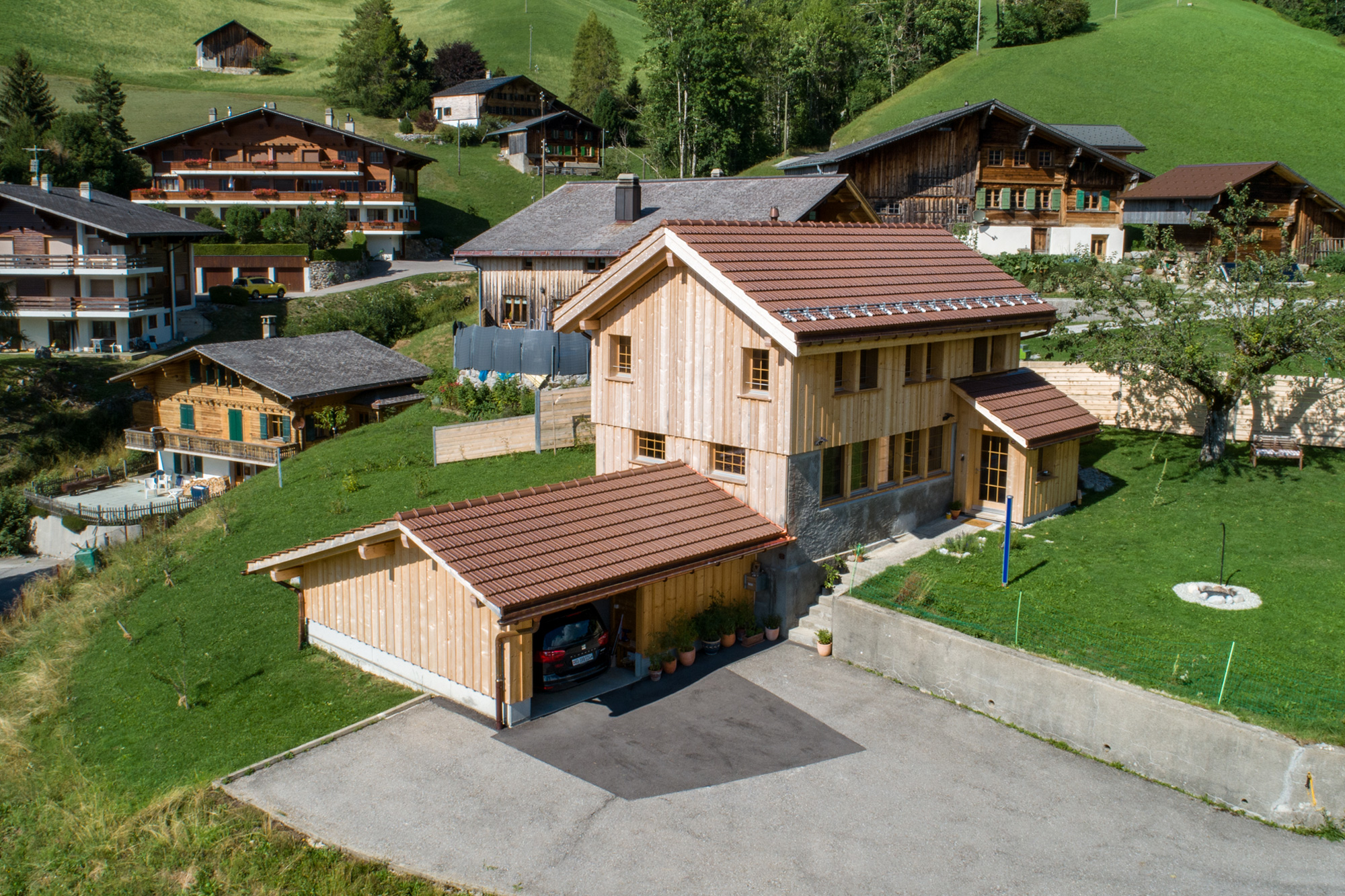 Wahren der Identität: Bestehende Fassaden- und Fenstereinteilungen sowie Dachneigung werden vom bestehenden Gebäude übernommen.